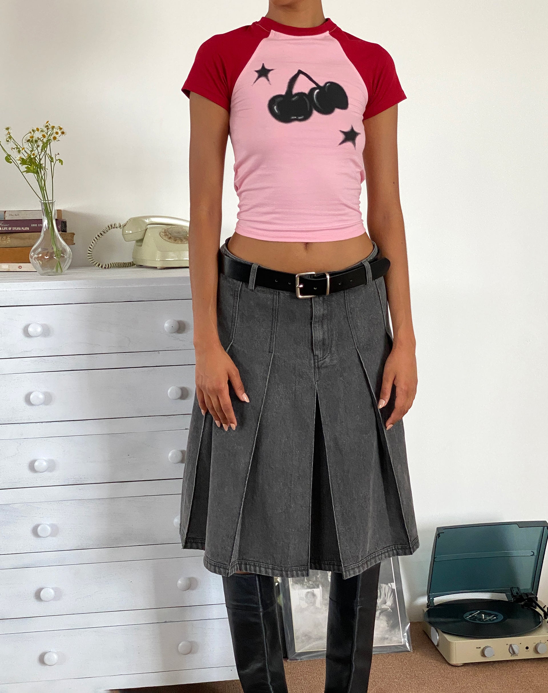 Image of Agneta Camiseta para bebé en rosa ballet con estampado de cerezas rojas