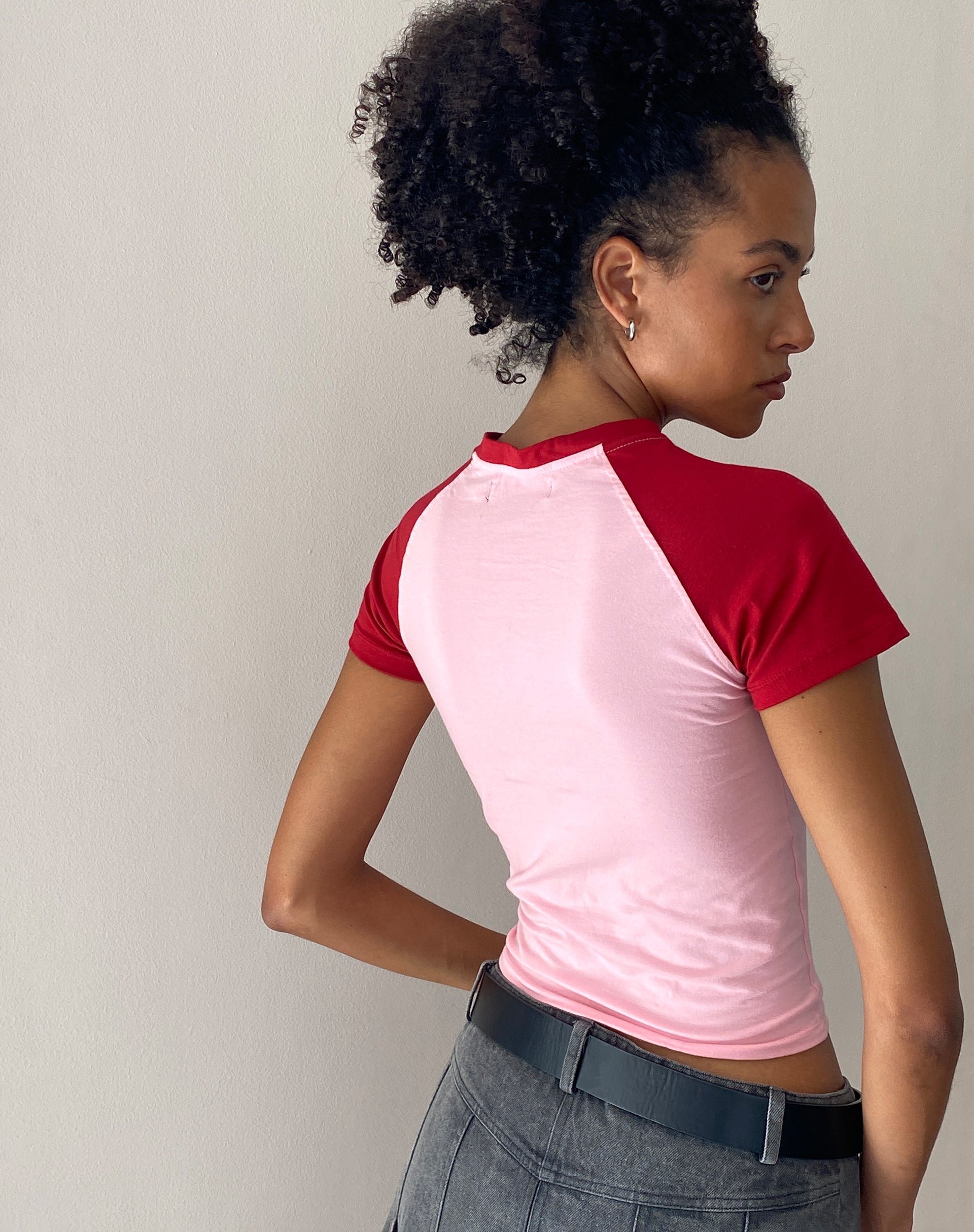 Image of Agneta Camiseta para bebé en rosa ballet con estampado de cerezas rojas