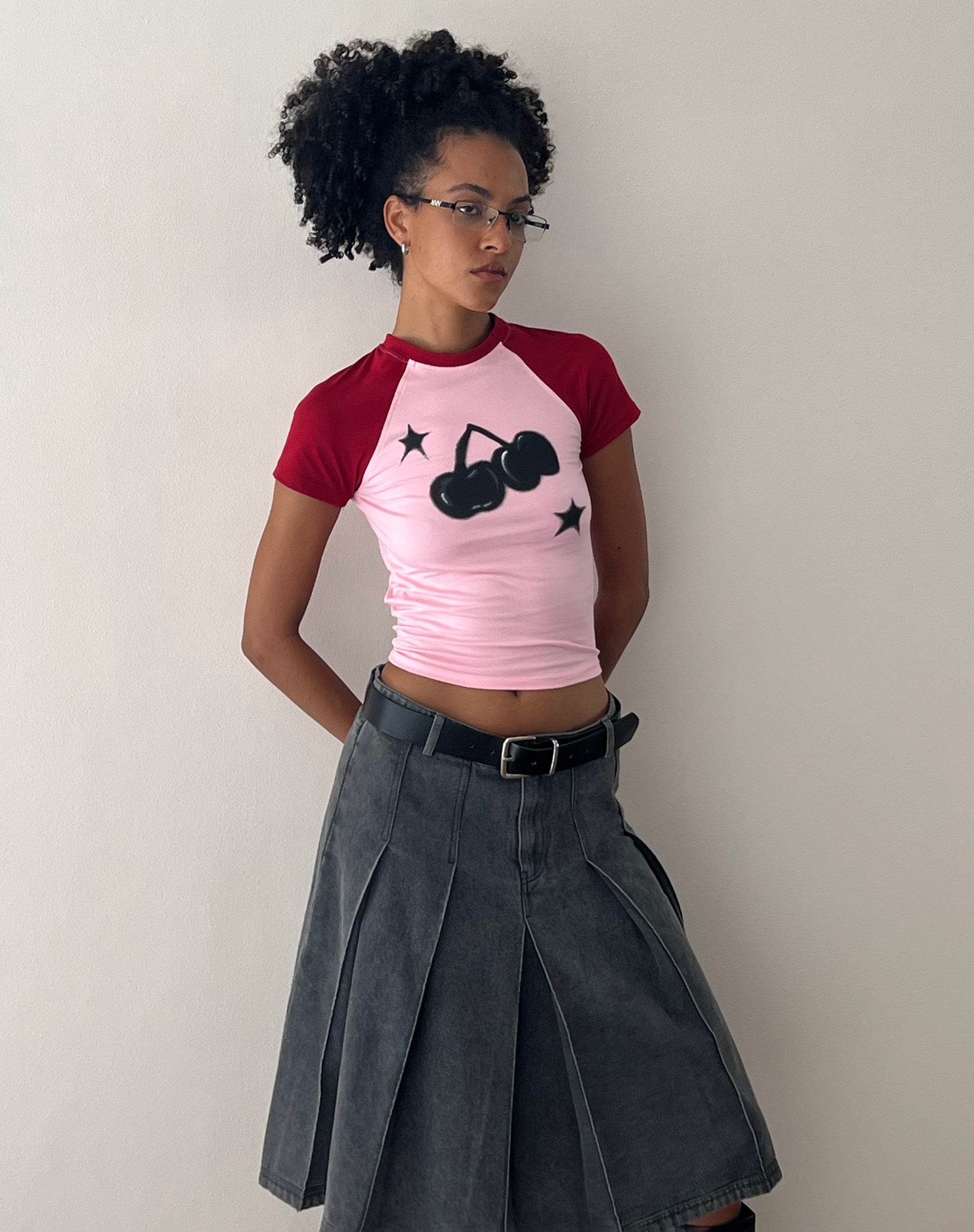 Image of Agneta Camiseta para bebé en rosa ballet con estampado de cerezas rojas