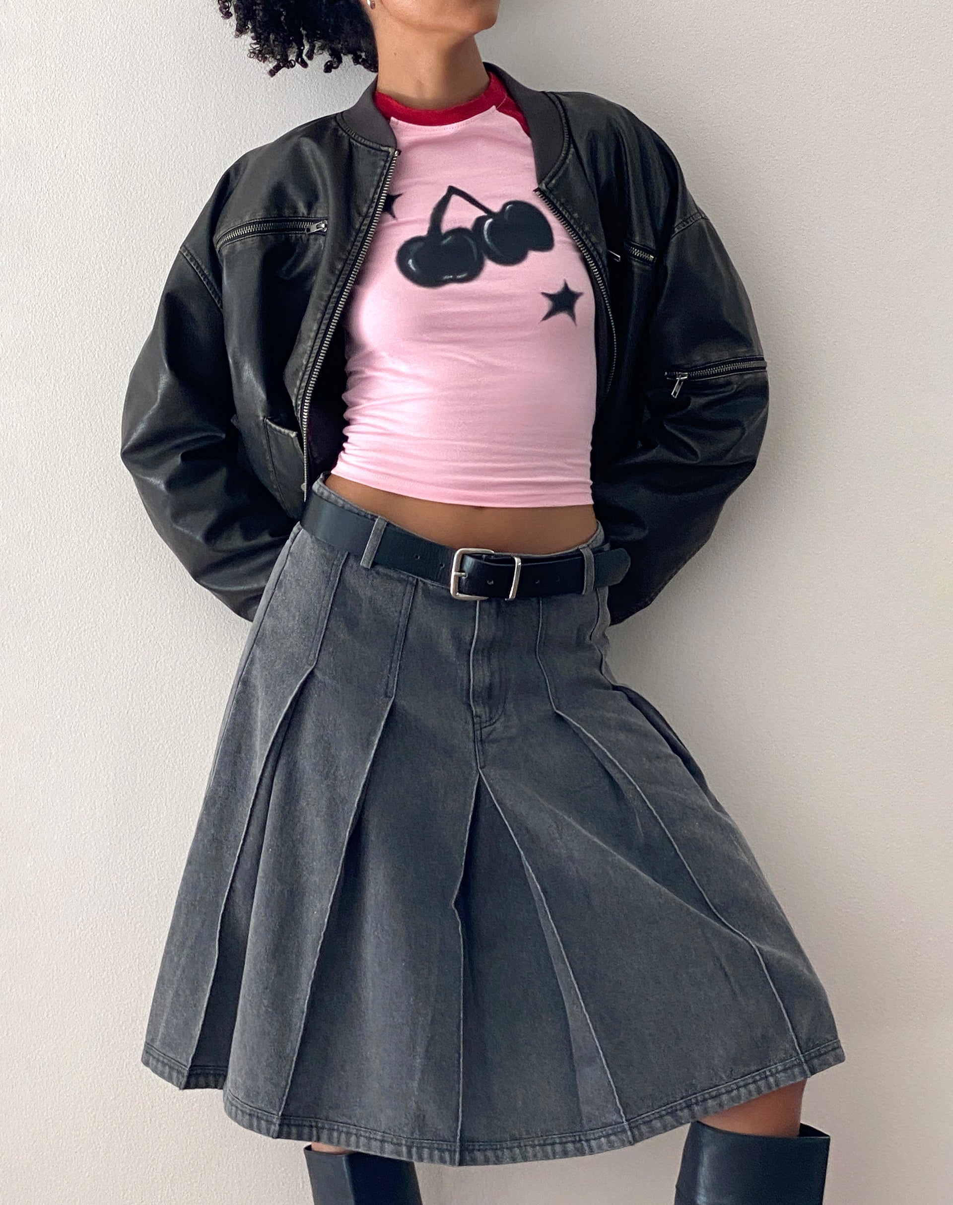 Image of Agneta Camiseta para bebé en rosa ballet con estampado de cerezas rojas