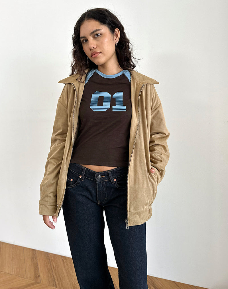 Imagen de la camiseta Agneta en combinación de marrón chocolate y azul ceniza