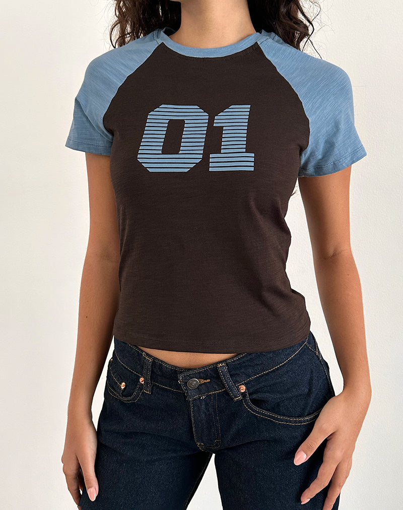 Camiseta Agneta en combinación de marrón chocolate y azul ceniza