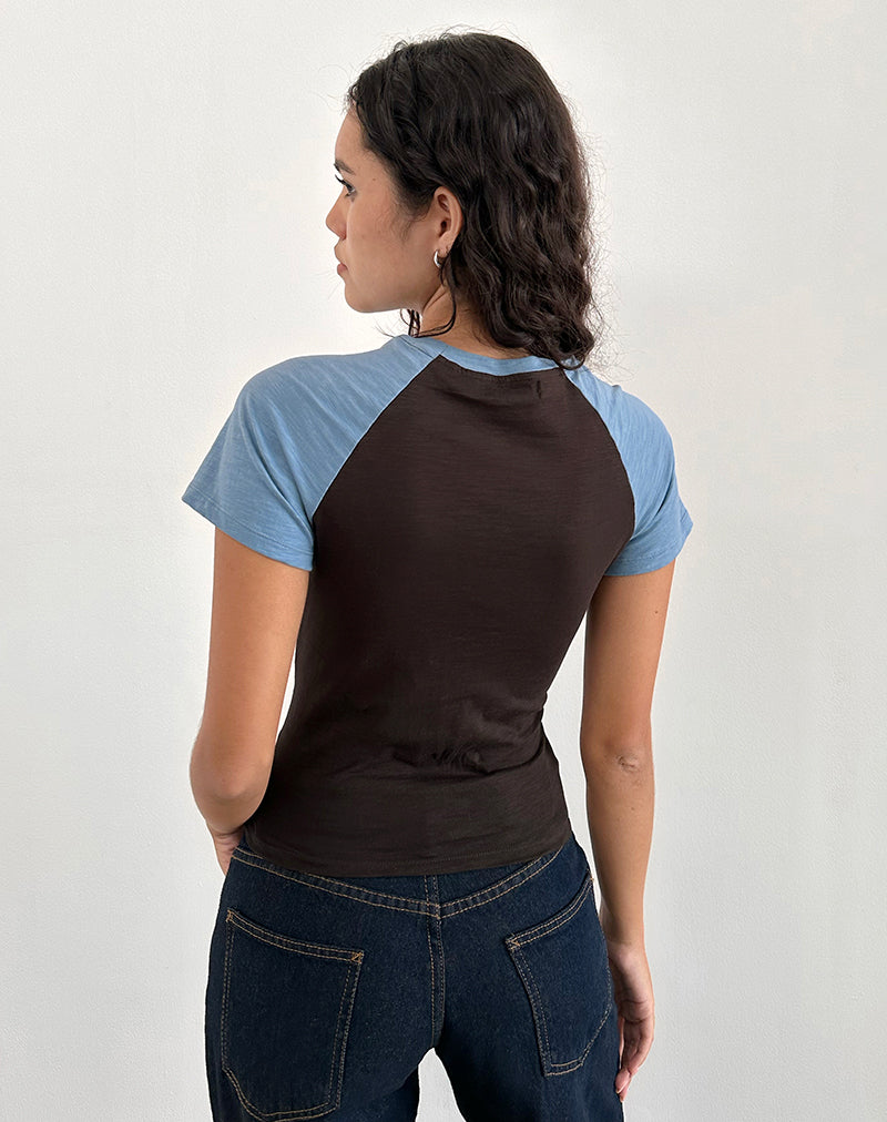 Imagen de la camiseta Agneta en combinación de marrón chocolate y azul ceniza