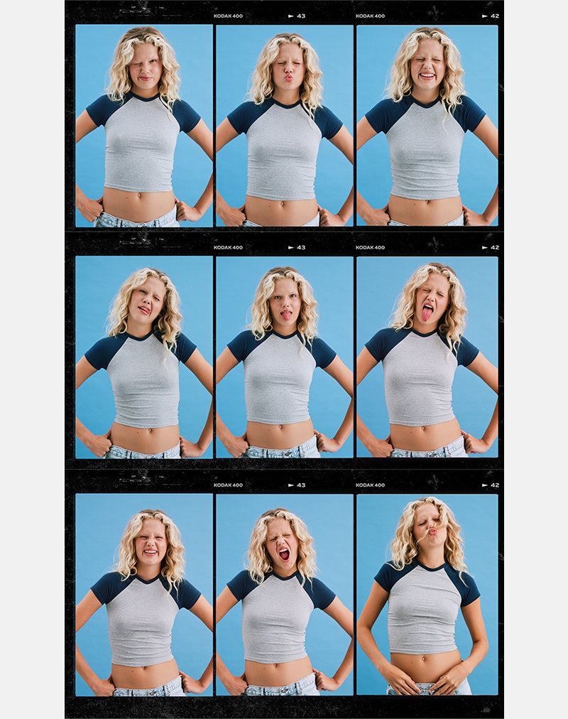 Imagen de la camiseta Agneta en combinación gris jaspeado y azul marino.