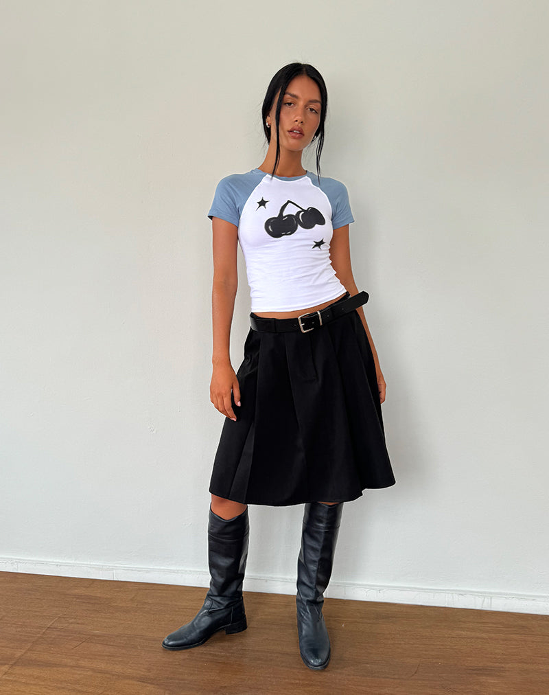 Imagen de Agneta Baby Tee en blanco con estampado de cerezas en denim desteñido