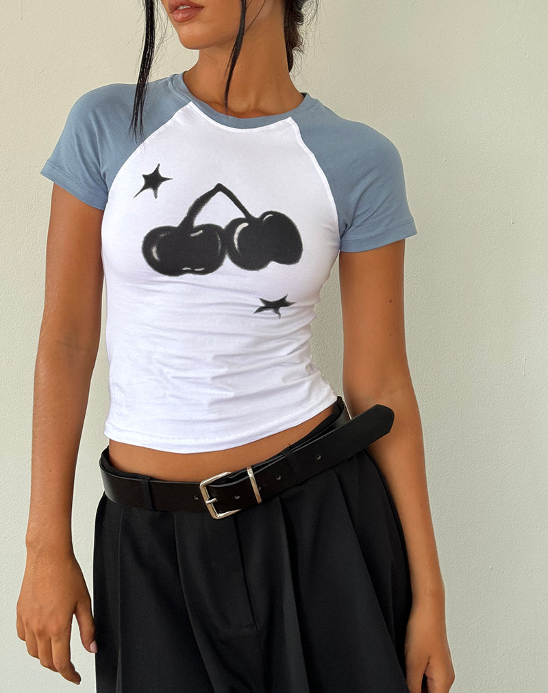 Agneta Baby Tee en blanco con estampado de cerezas en denim desteñido
