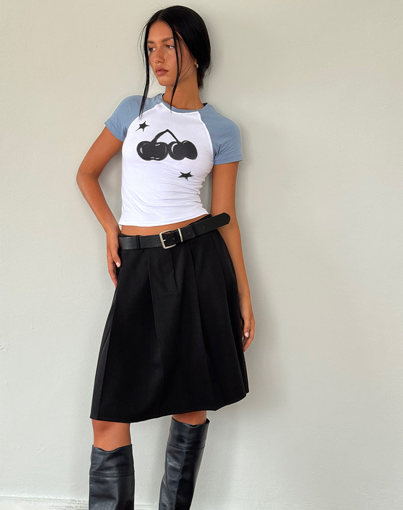 Imagen de Agneta Baby Tee en blanco con estampado de cerezas en denim desteñido