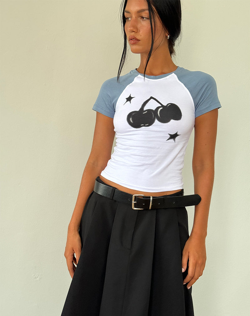 Agneta Baby Tee en blanco con estampado de cerezas en denim desteñido