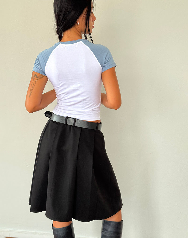 Imagen de Agneta Baby Tee en blanco con estampado de cerezas en denim desteñido