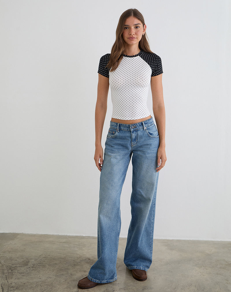 Imagen de la camiseta Agneta en blanco y negro con estampado de lunares micro.