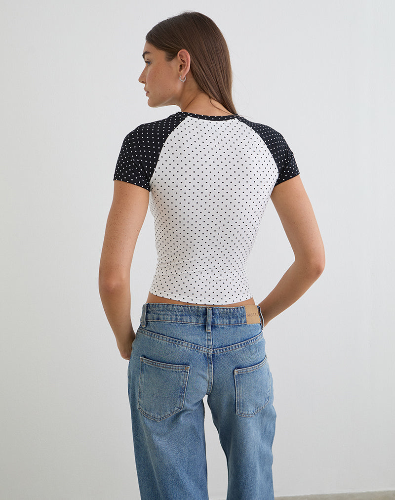 Imagen de la camiseta Agneta en blanco y negro con estampado de lunares micro.