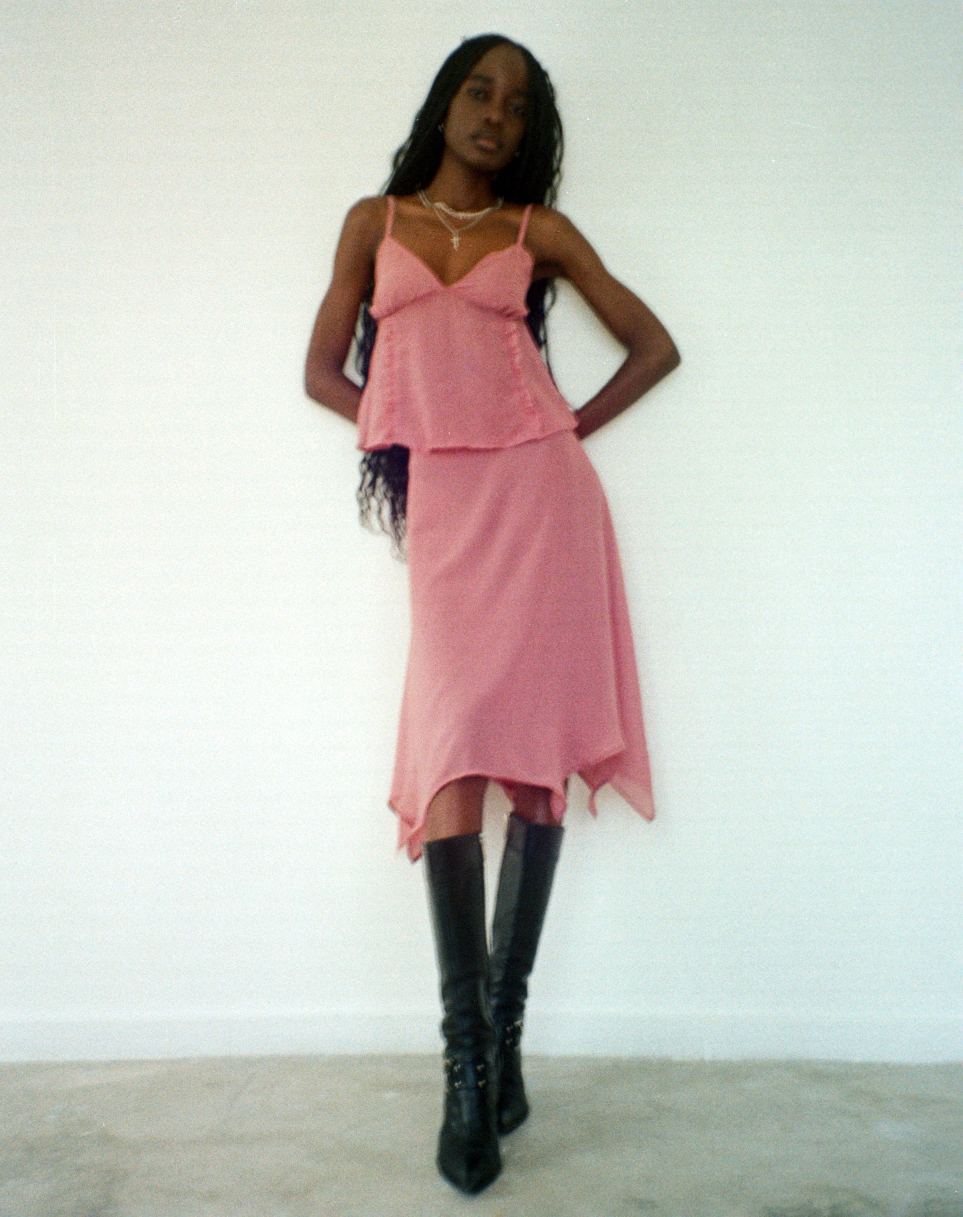 Imagen de la falda Albertha Midi en color Dessert Sand