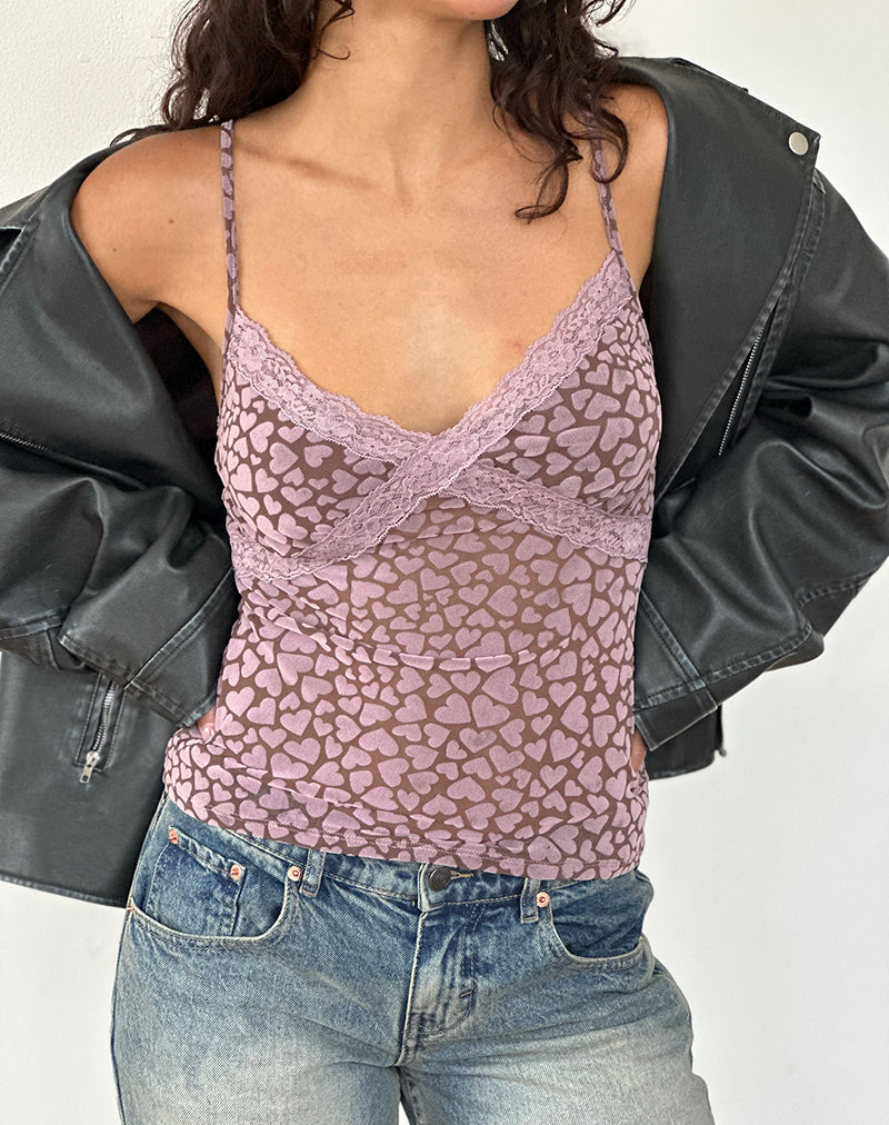 Top Alcesta de malla flocada marrón con estampado de corazones rosa