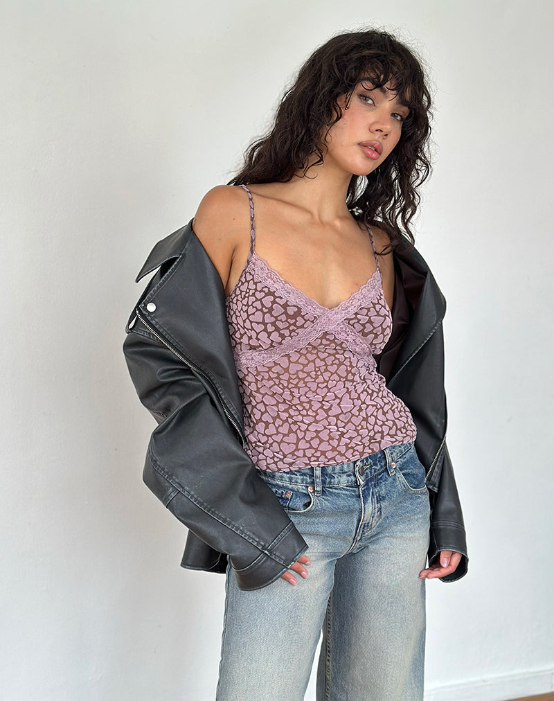 Imagen de Alcesta Top de malla marrón con estampado de corazones rosas