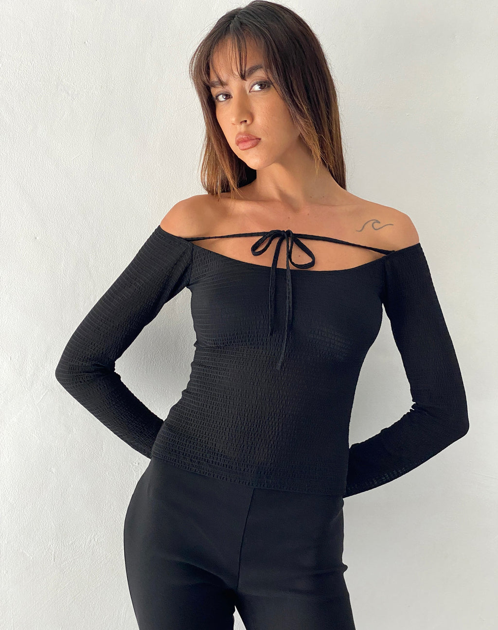 Top Alondra de manga larga con lazada en negro texturizado