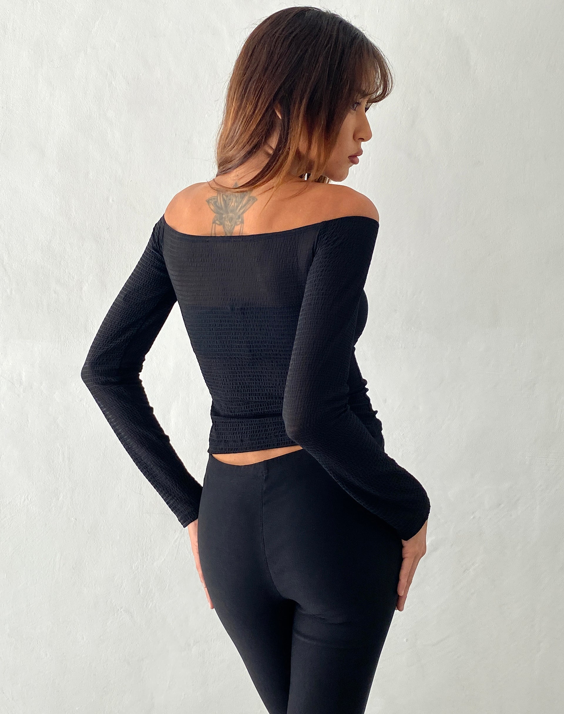 Imagen de Alondra Top de manga larga con tirantes en negro texturizado
