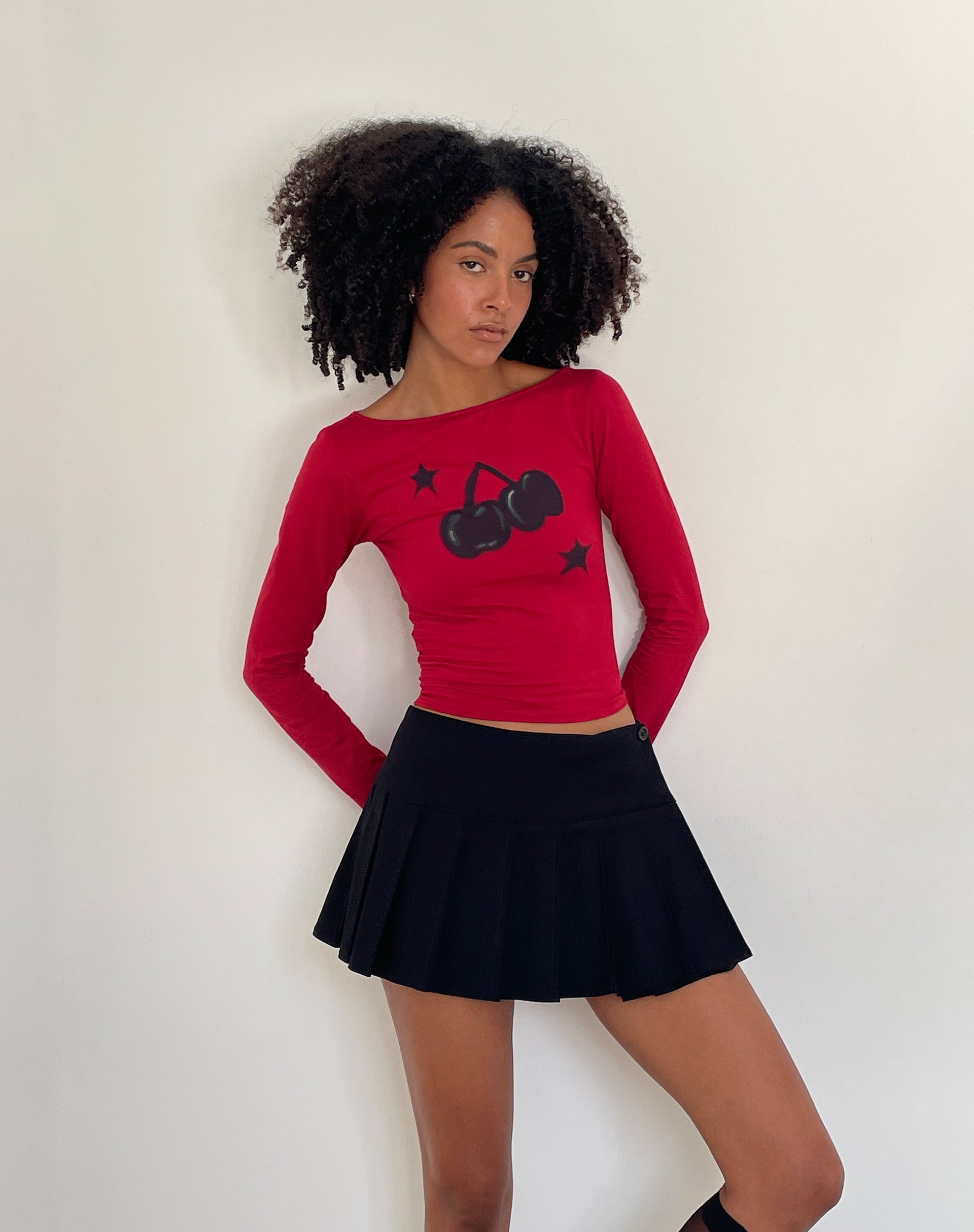 Image of Amabon Top de manga larga en rojo adrenalina con estampado de cerezas