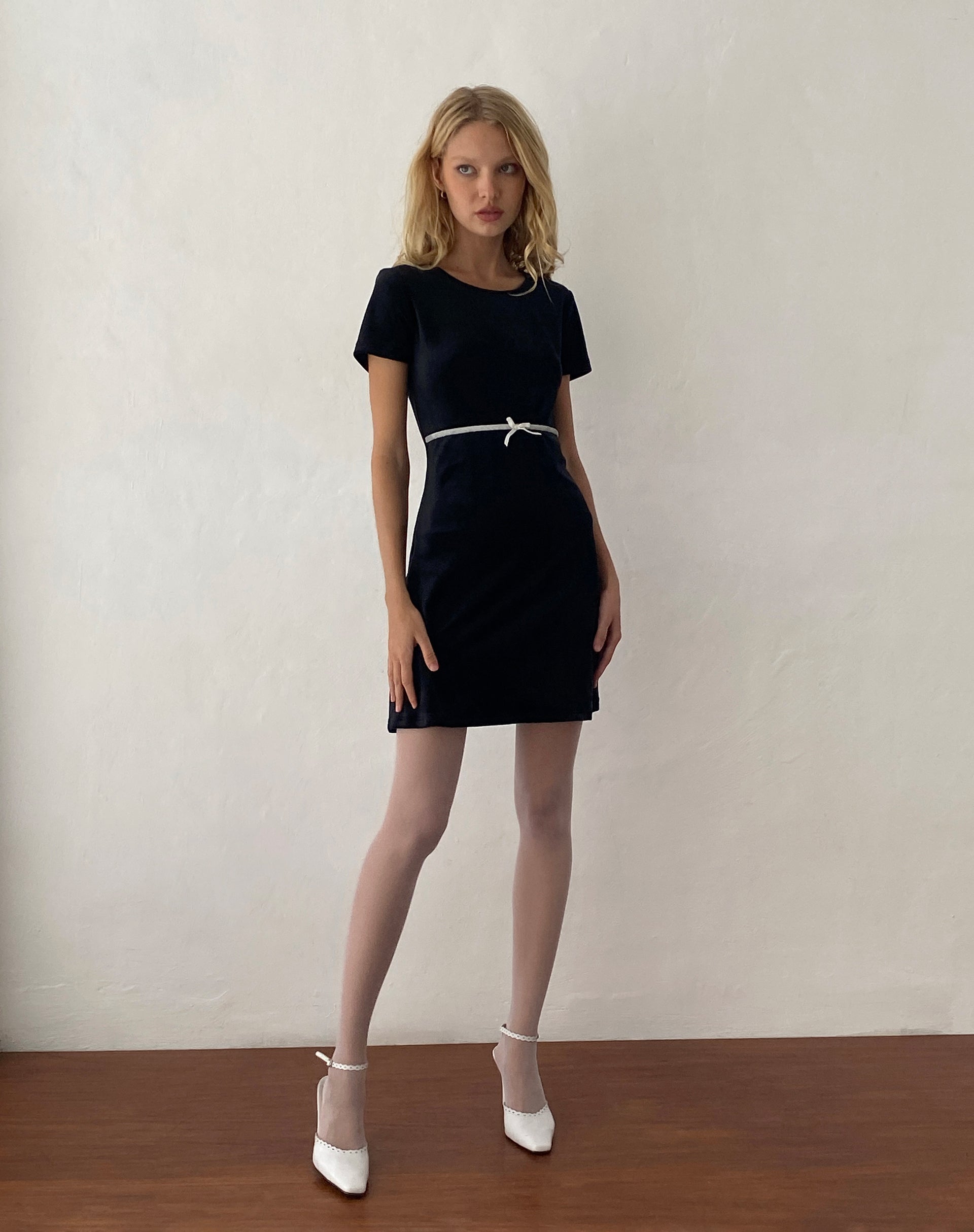 Imagen de Amanda Minivestido de terciopelo negro con ribete blanco y lazo