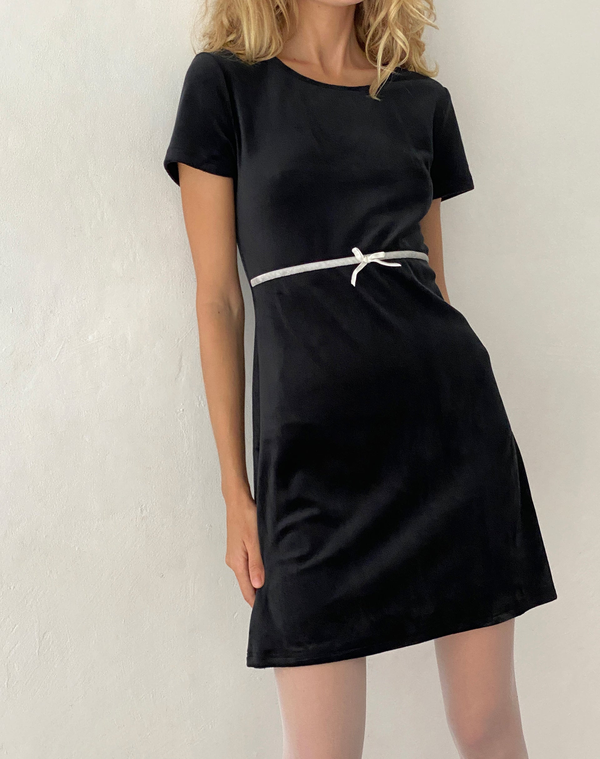 Imagen de Amanda Minivestido de terciopelo negro con ribete blanco y lazo