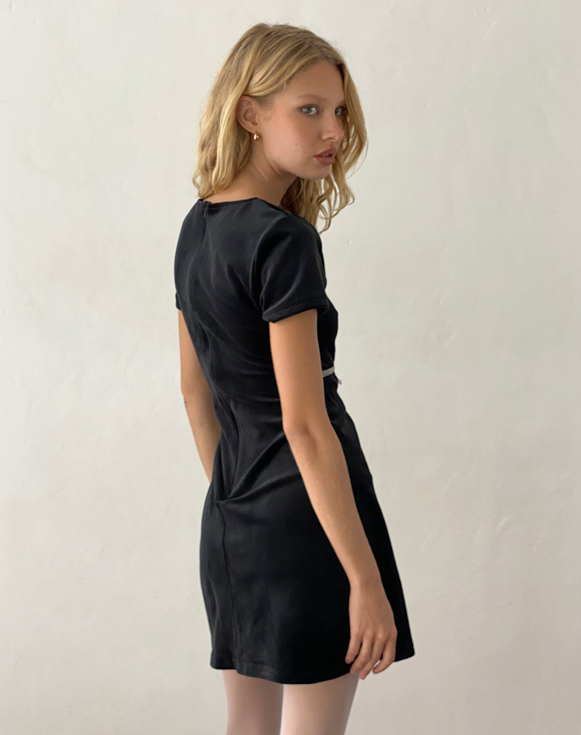 Imagen de Amanda Minivestido de terciopelo negro con ribete blanco y lazo