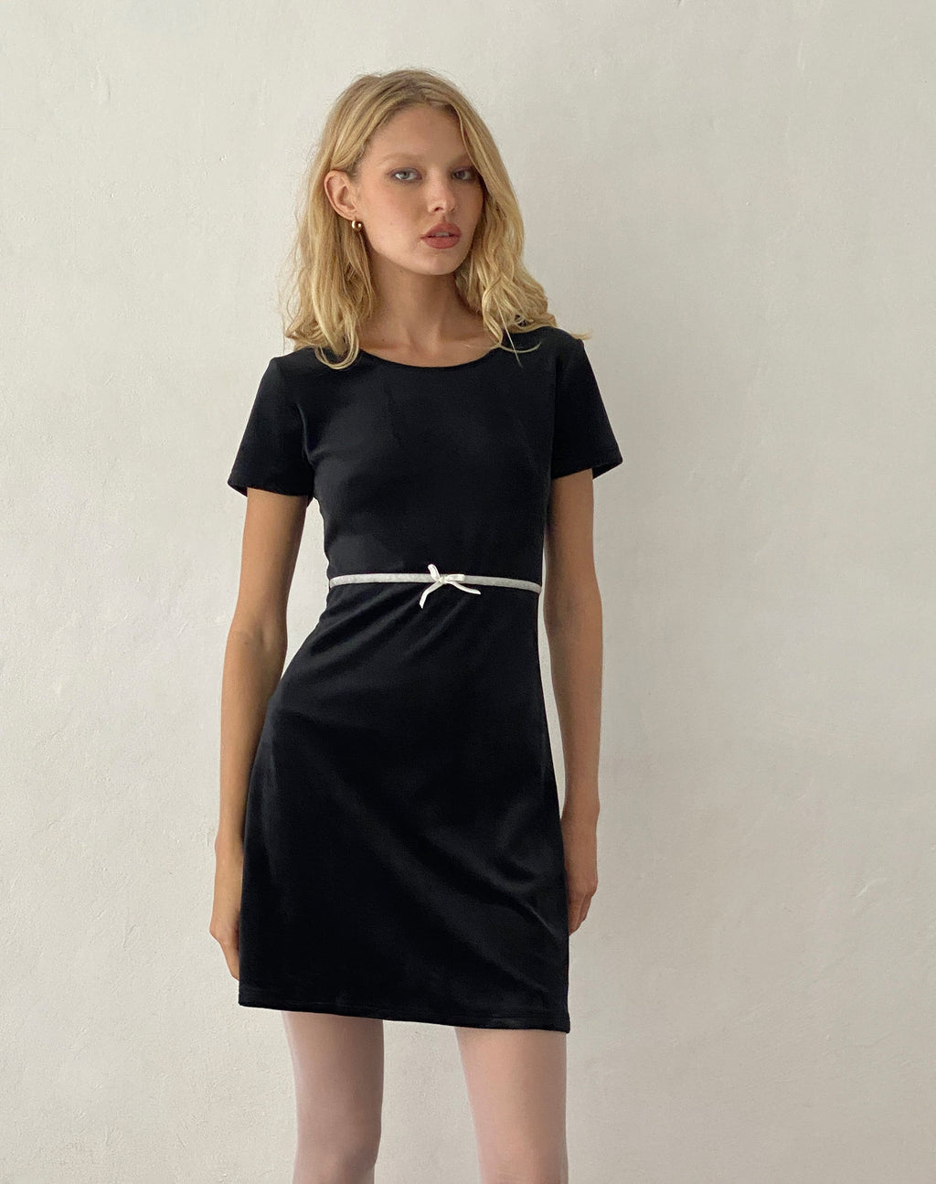 Minivestido Amanda de terciopelo negro con ribete blanco y lazo