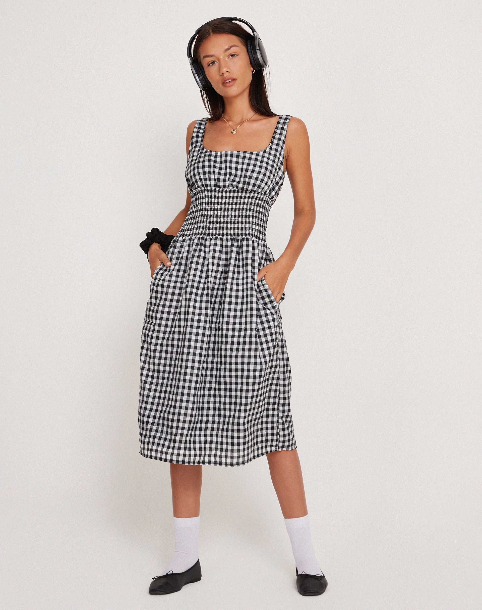Imagen del vestido Ambrose Midi Dress in Black and White Gingham