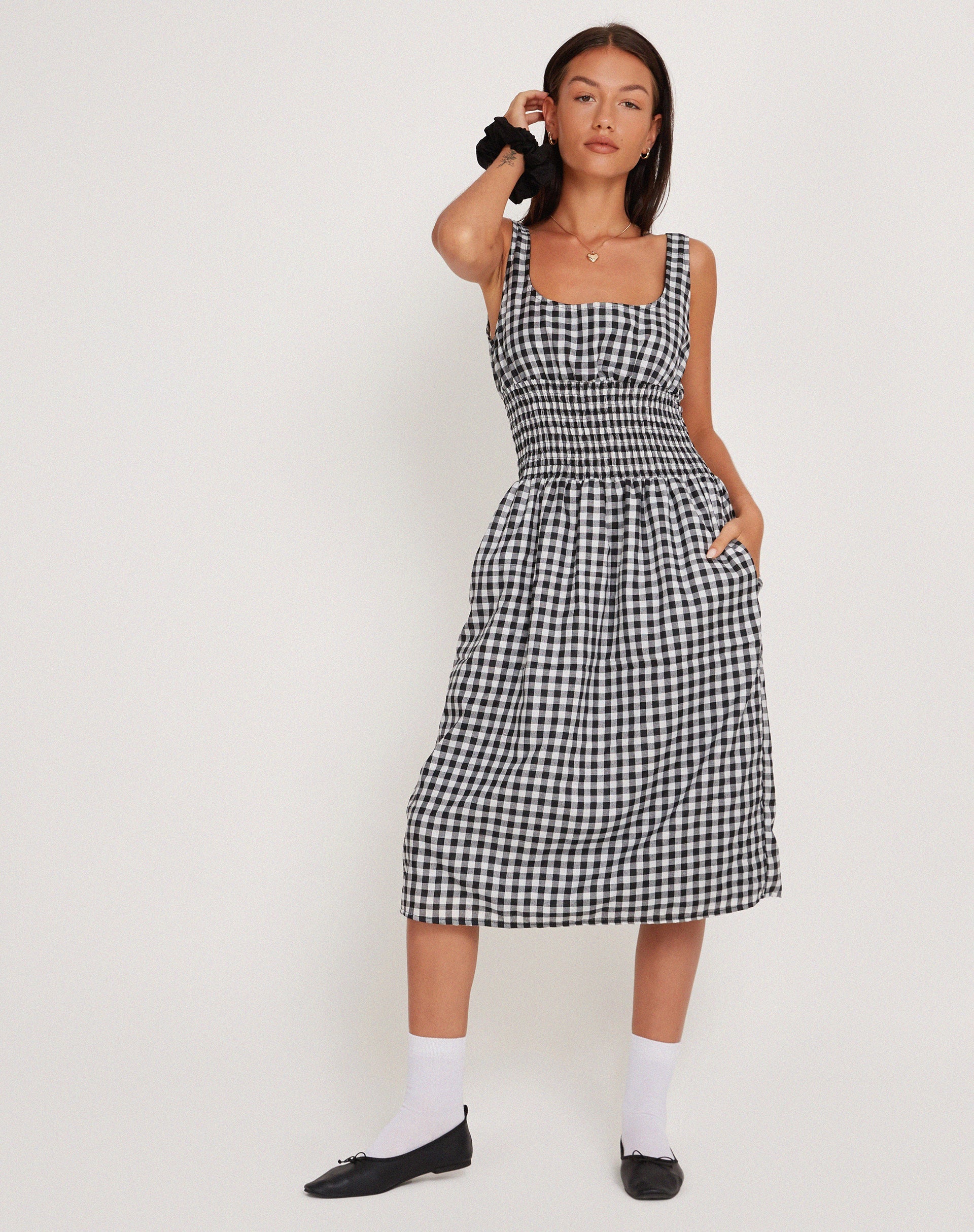 Imagen del vestido Ambrose Midi Dress in Black and White Gingham