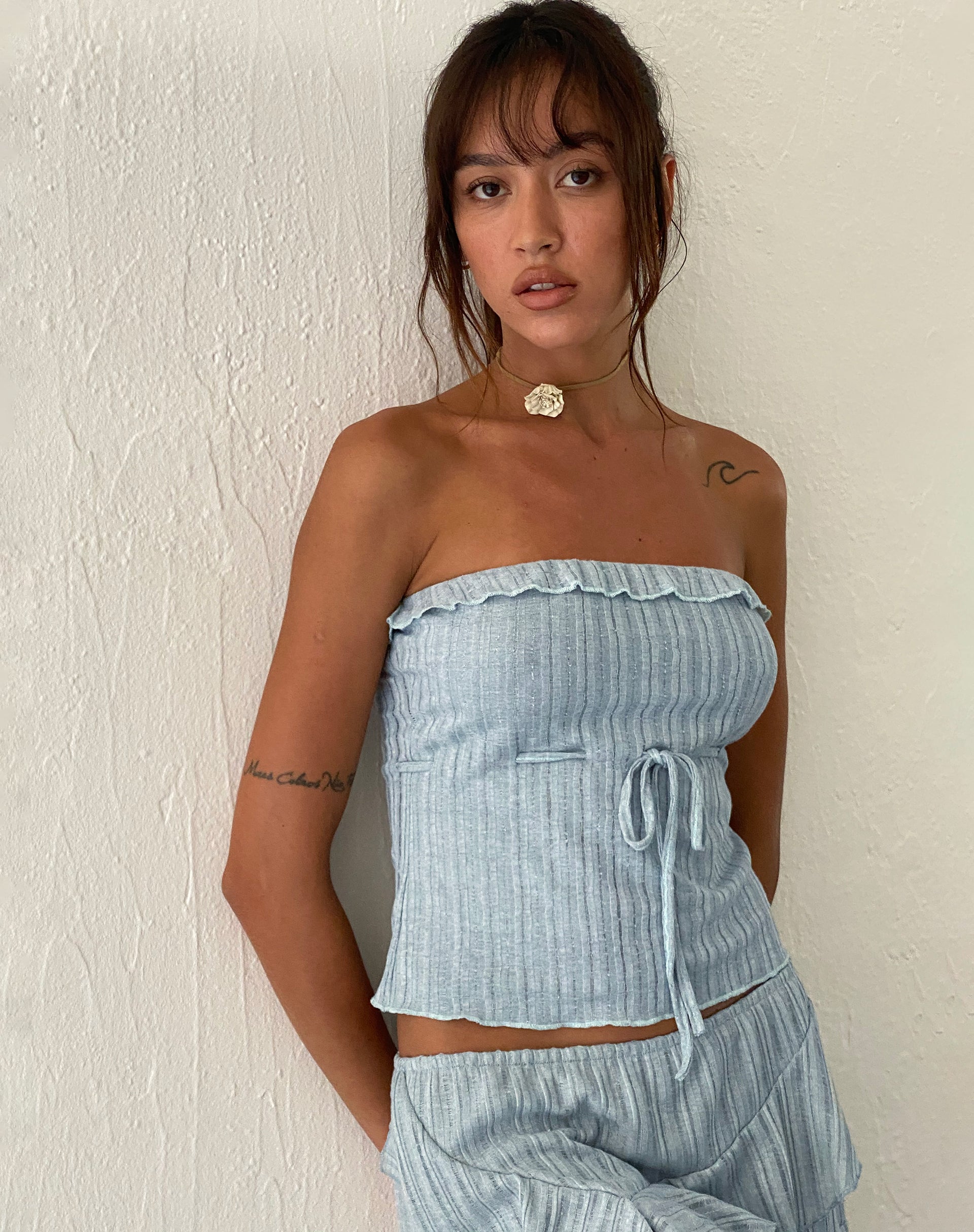 Imagen de Ameera Bandeau con volantes en azul empolvado