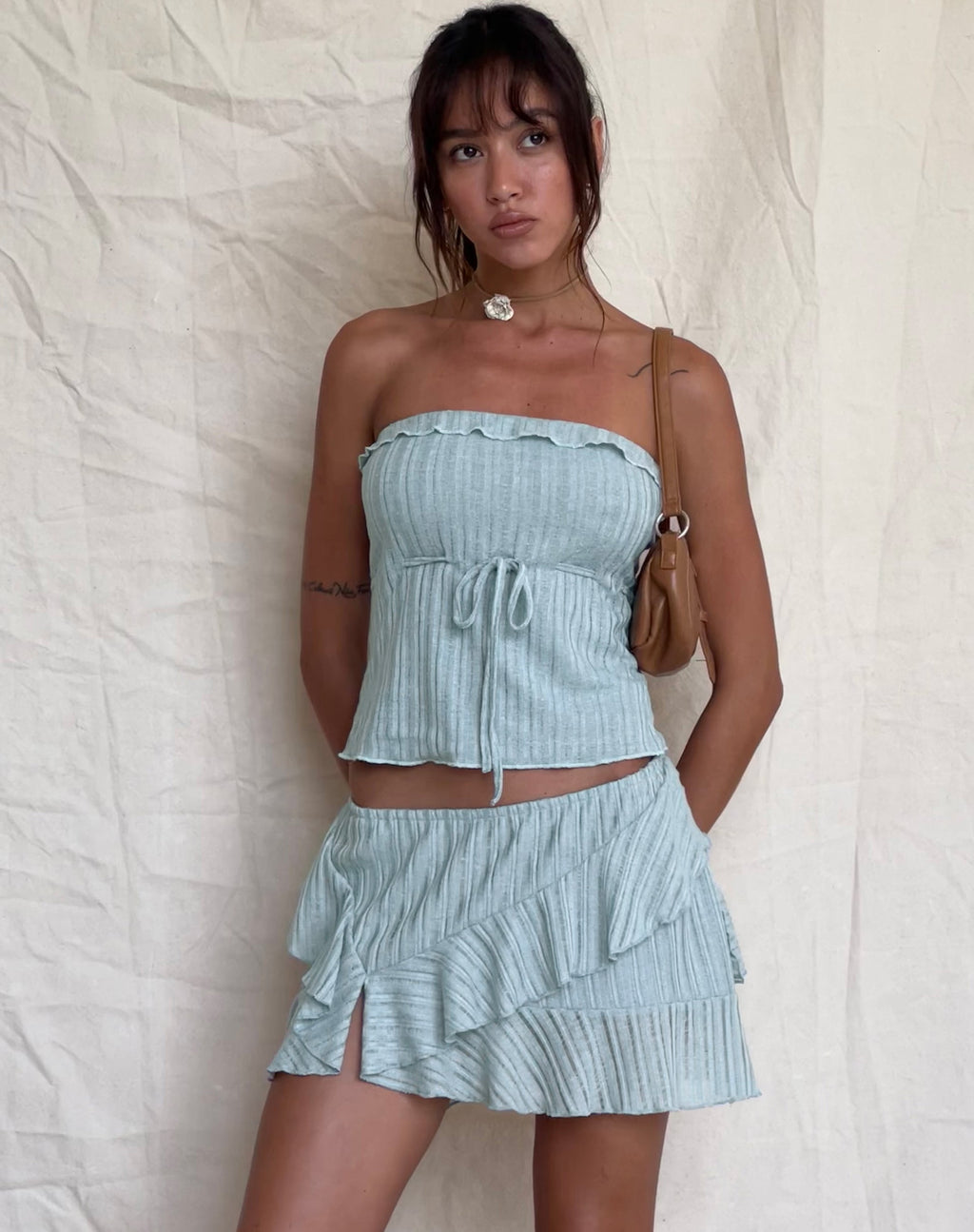Top bandeau con volantes Ameera en azul empolvado
