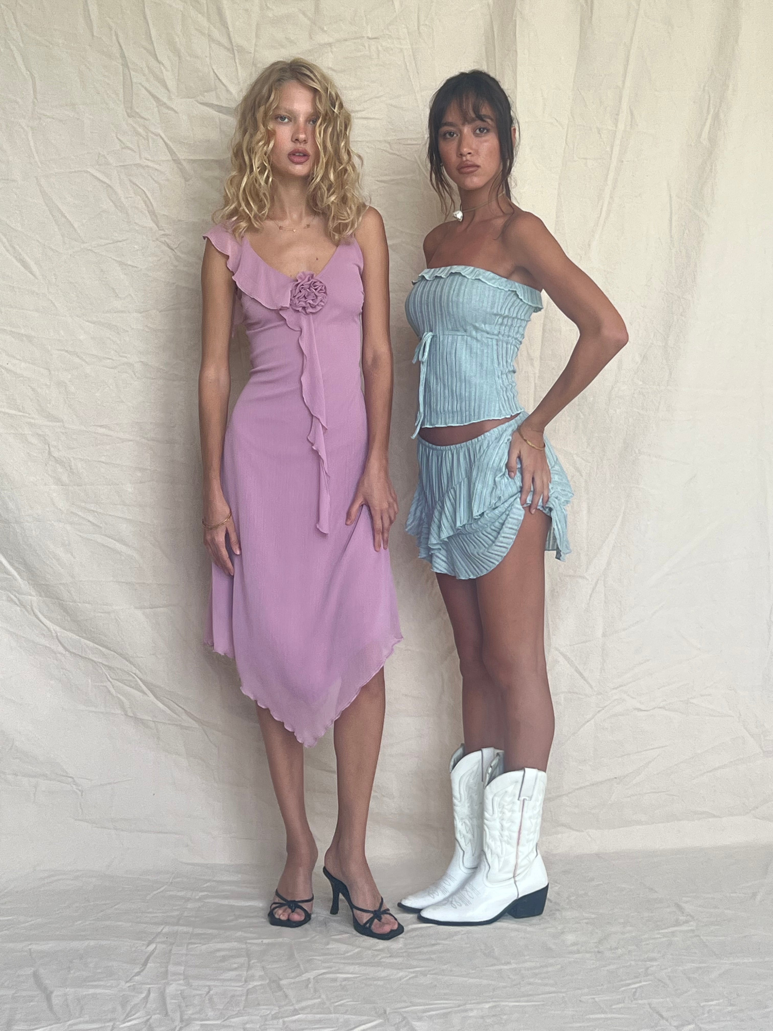 Imagen del vestido Jenani Rosette Ruffle Midi Dress in Light Plum
