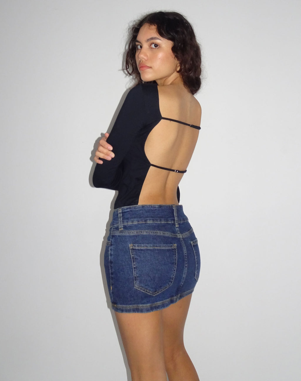 Minifalda vaquera de tiro bajo en lavado vintage oscuro