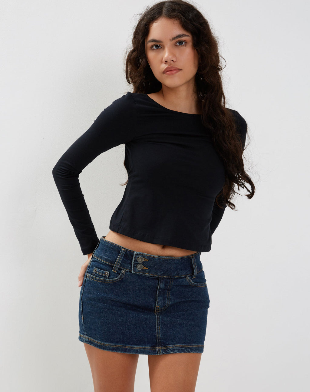 Minifalda vaquera de tiro bajo en lavado vintage oscuro