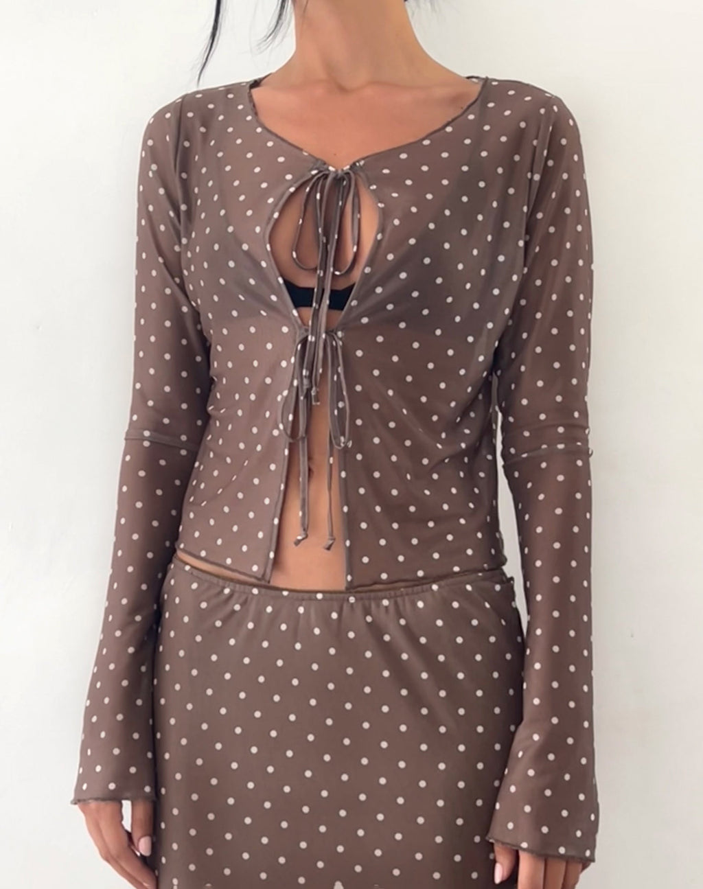 Araceli Tie Front Top en Basic Polka Marrón
