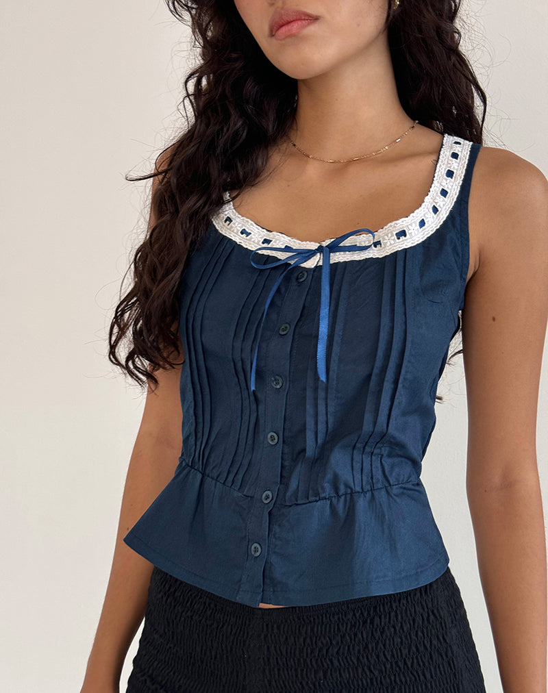 Top sin mangas Arhan de popelina azul marino con ribete blanco