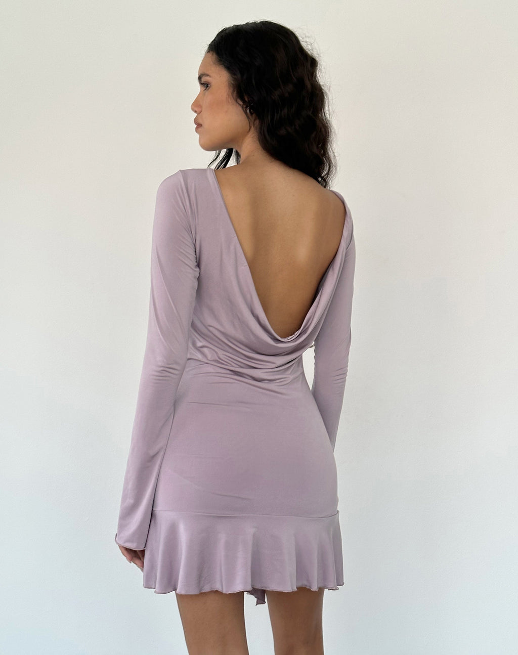 Minivestido Arwen con volantes y sin espalda en malva fino