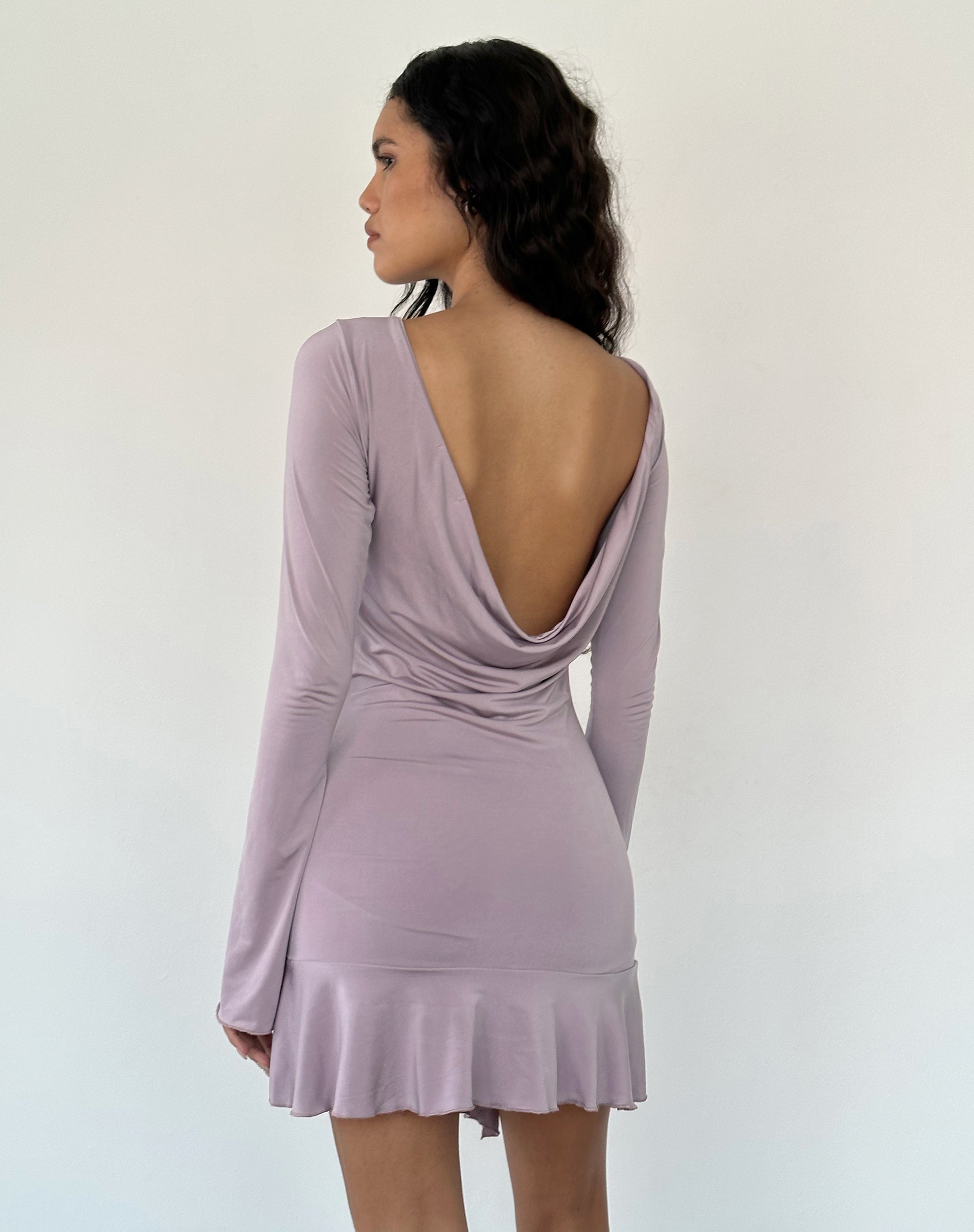 Imagen del minivestido Arwen con volantes y sin espalda, en color Slinky Mauve