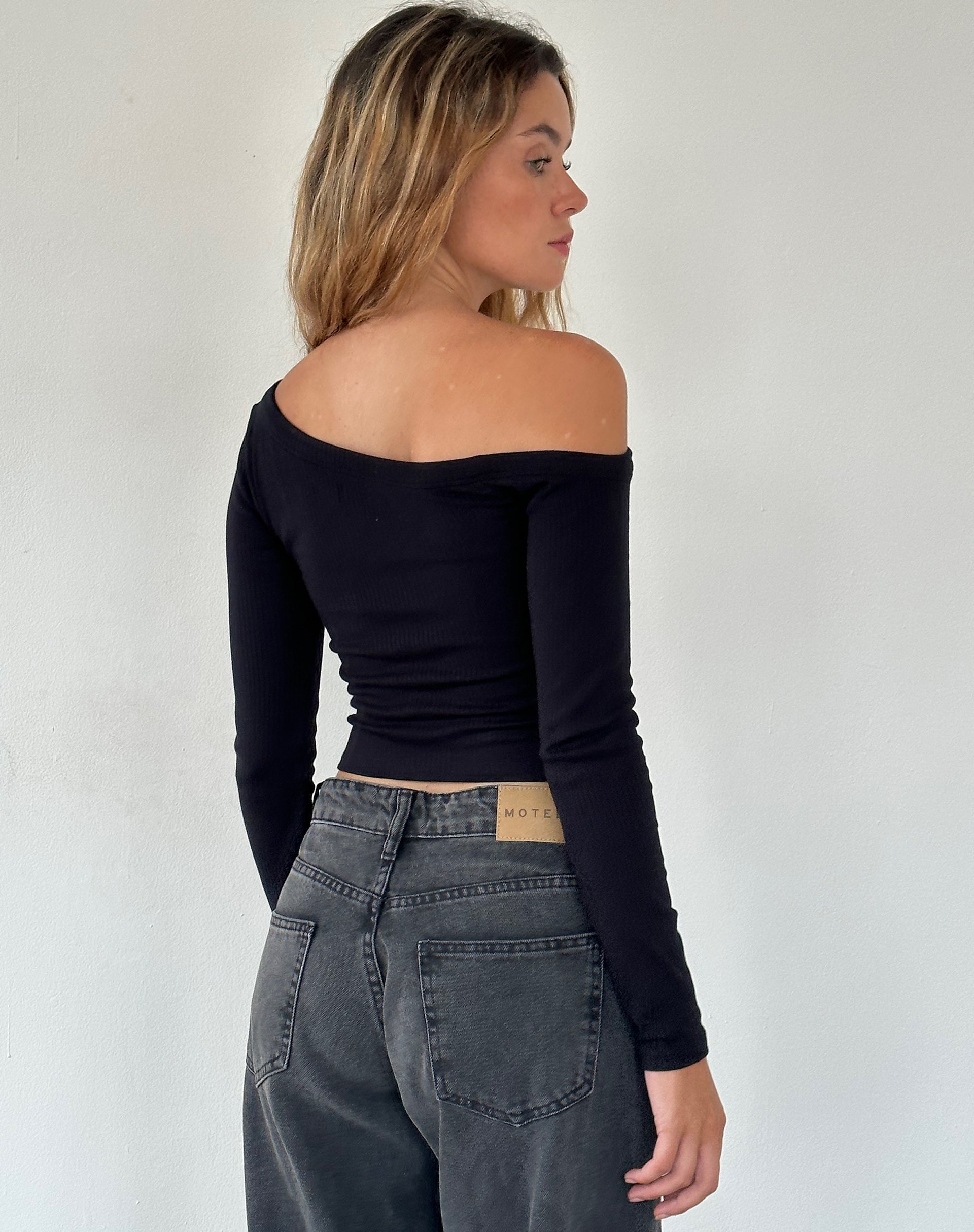 Imagen de Ashia Top asimétrico de manga larga en negro Super Soft Thick Rib