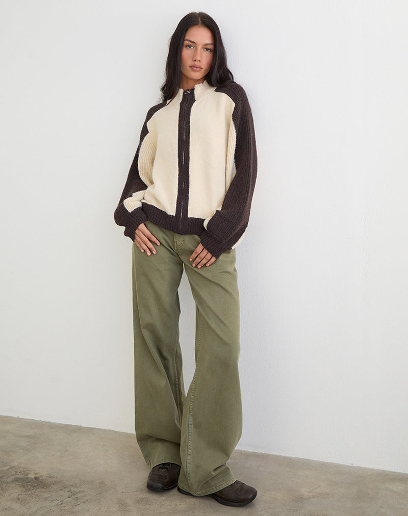 Imagen del jersey Asrar en punto color crema y marrón.