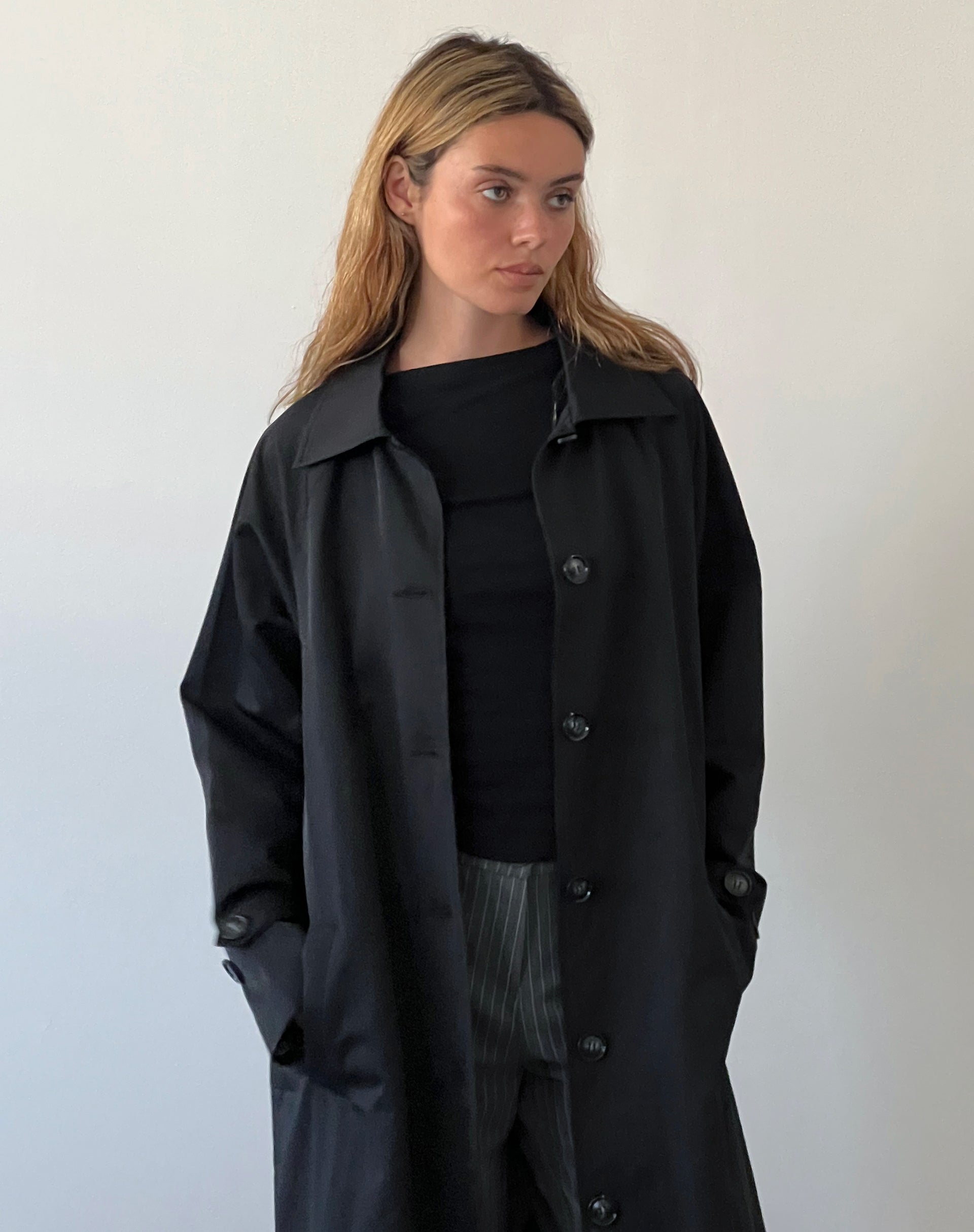 Imagen de Assa Trench Coat en negro con forro de rayas