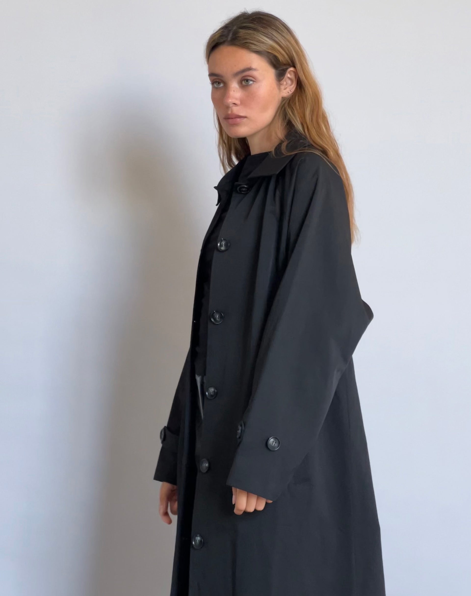 Imagen de Assa Trench Coat en negro con forro de rayas