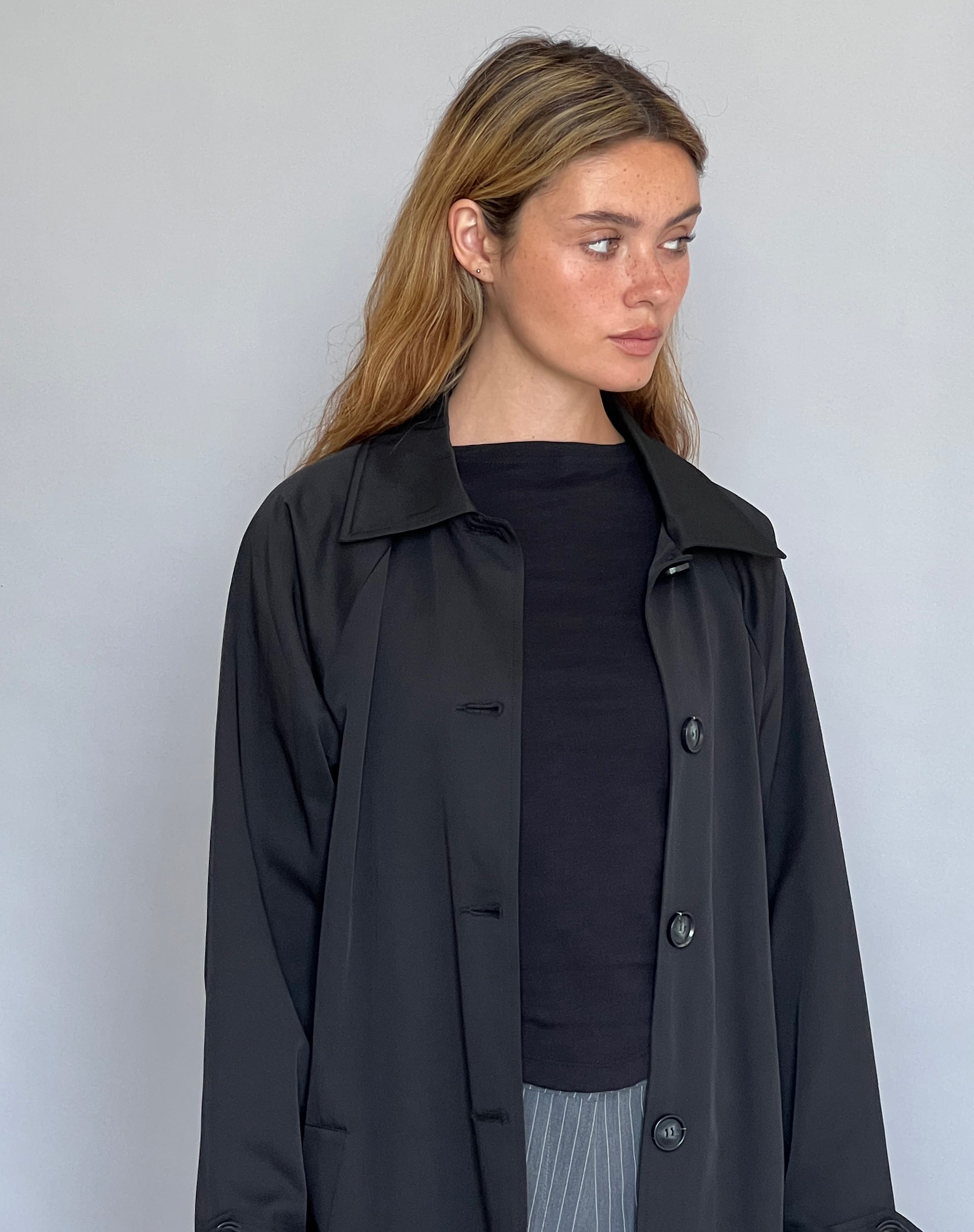 Imagen de Assa Trench Coat en negro con forro de rayas