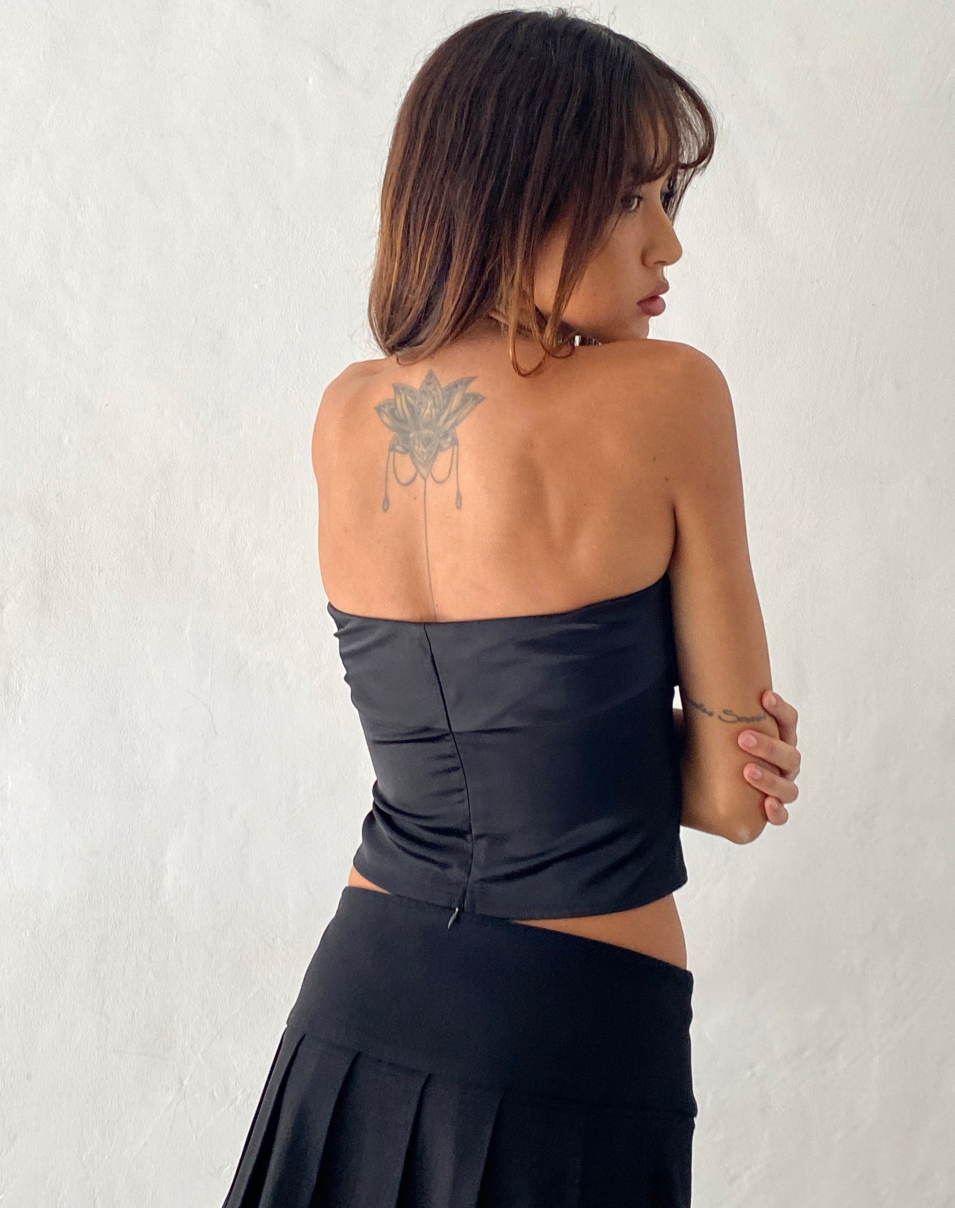Imagen de Astrum Bandeau Satin Top en Negro con Roseta