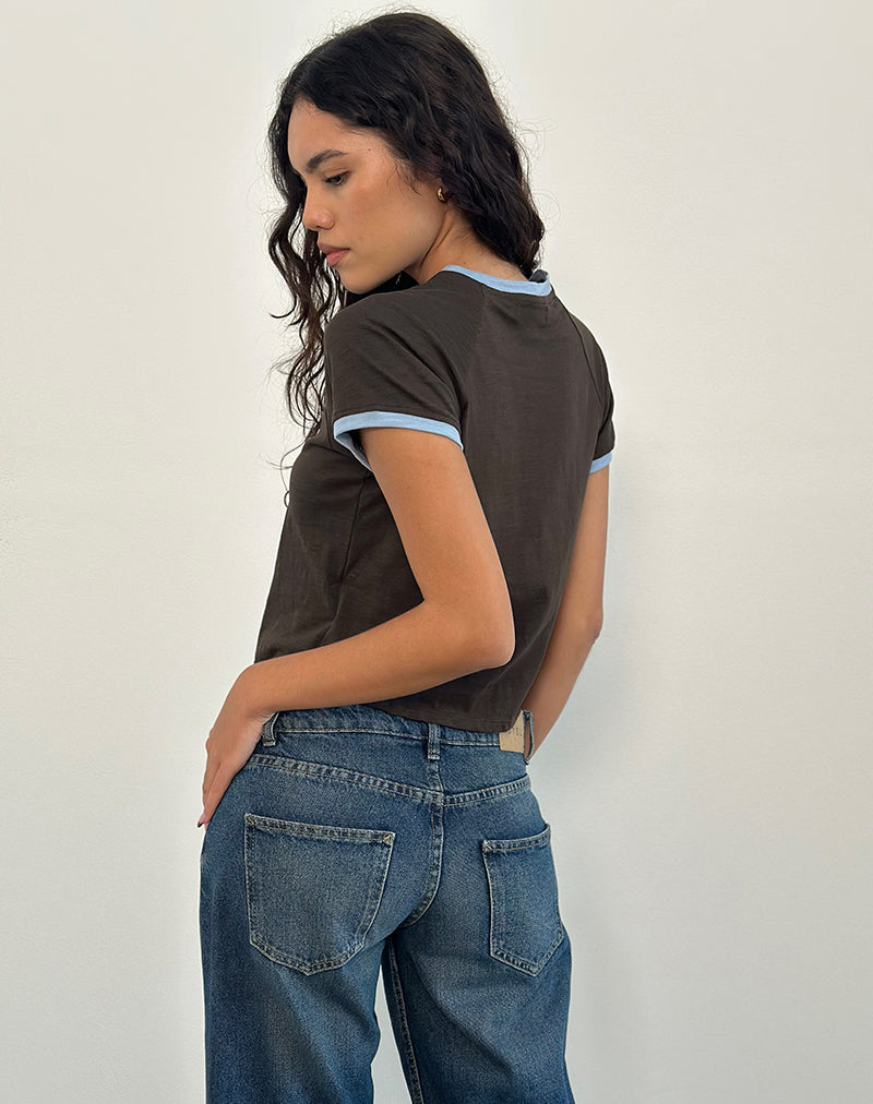 Imagen de la camiseta Atenga en marrón chocolate con ribetes azul claro