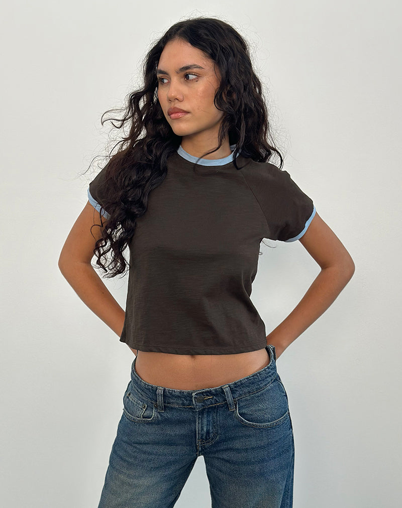 Camiseta Atenga marrón chocolate con ribetes azul claro