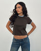 Imagen de la camiseta Atenga en marrón chocolate con ribetes azul claro