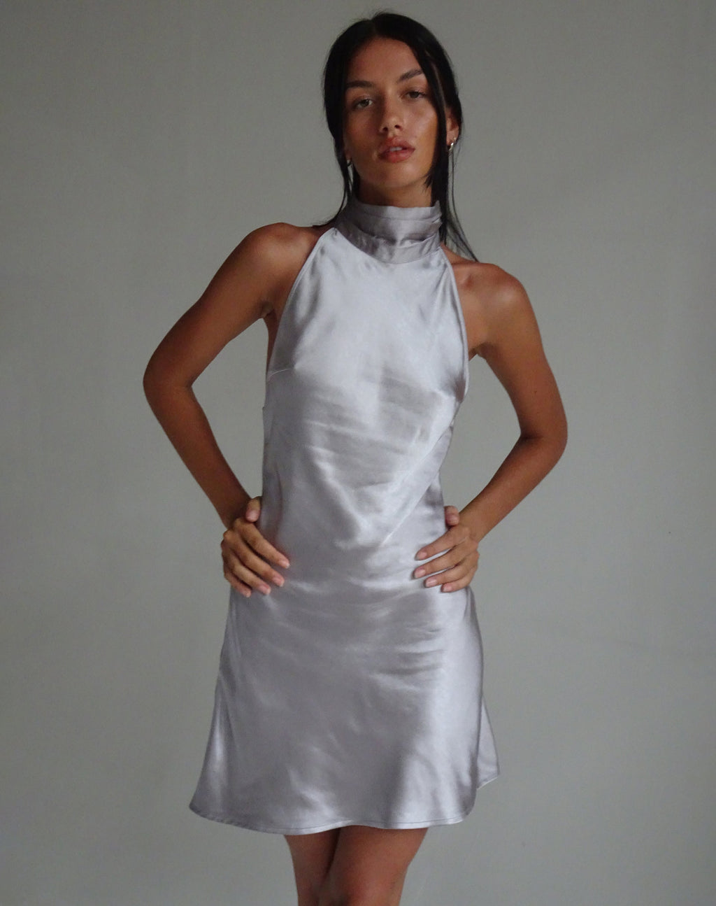 MOTEL X JACQUIE Atik Mini Vestido de Cuello Haltern en Satén Plata
