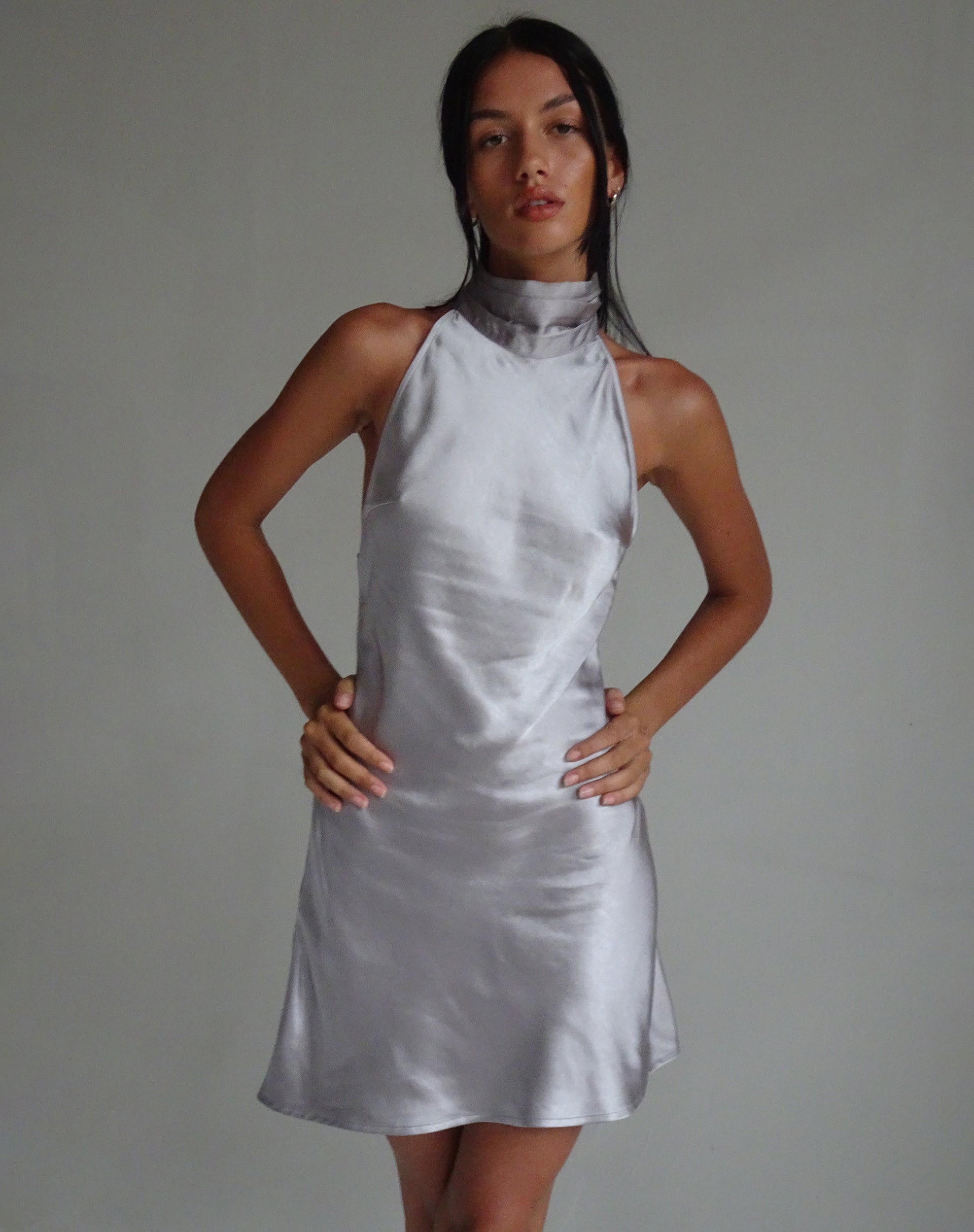 imagen de MOTEL X JACQUIE Atik Mini Vestido de Cuello Haltern en Satén Plata