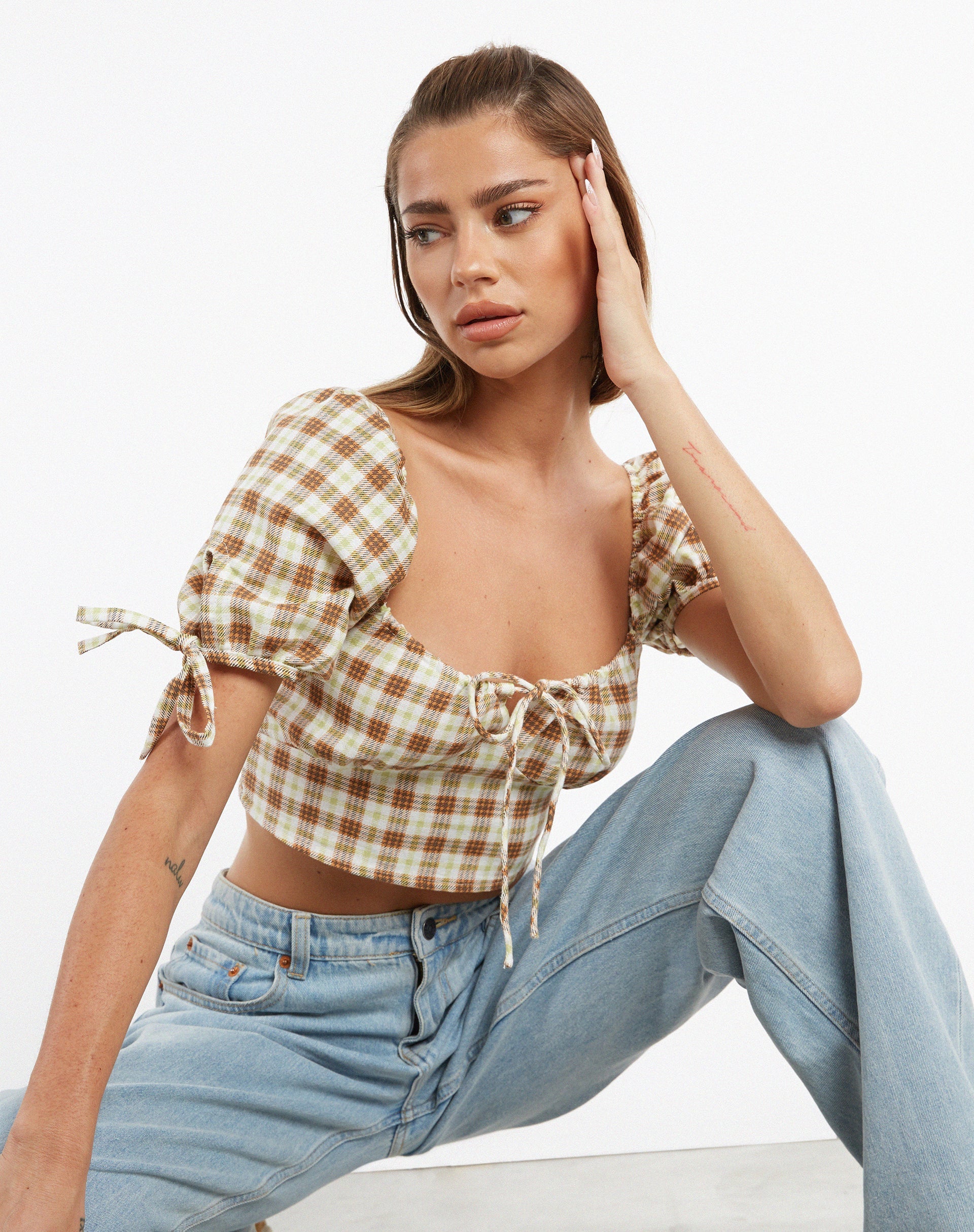 imagen de MOTEL X JACQUIE Auri Crop Top en cuadros marrones amarillos