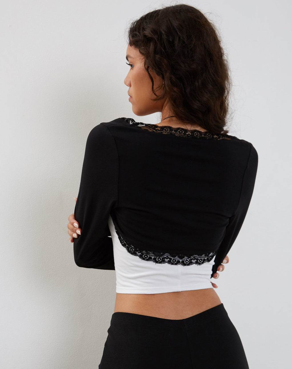 Avya Top de encaje negro con ribete de encaje