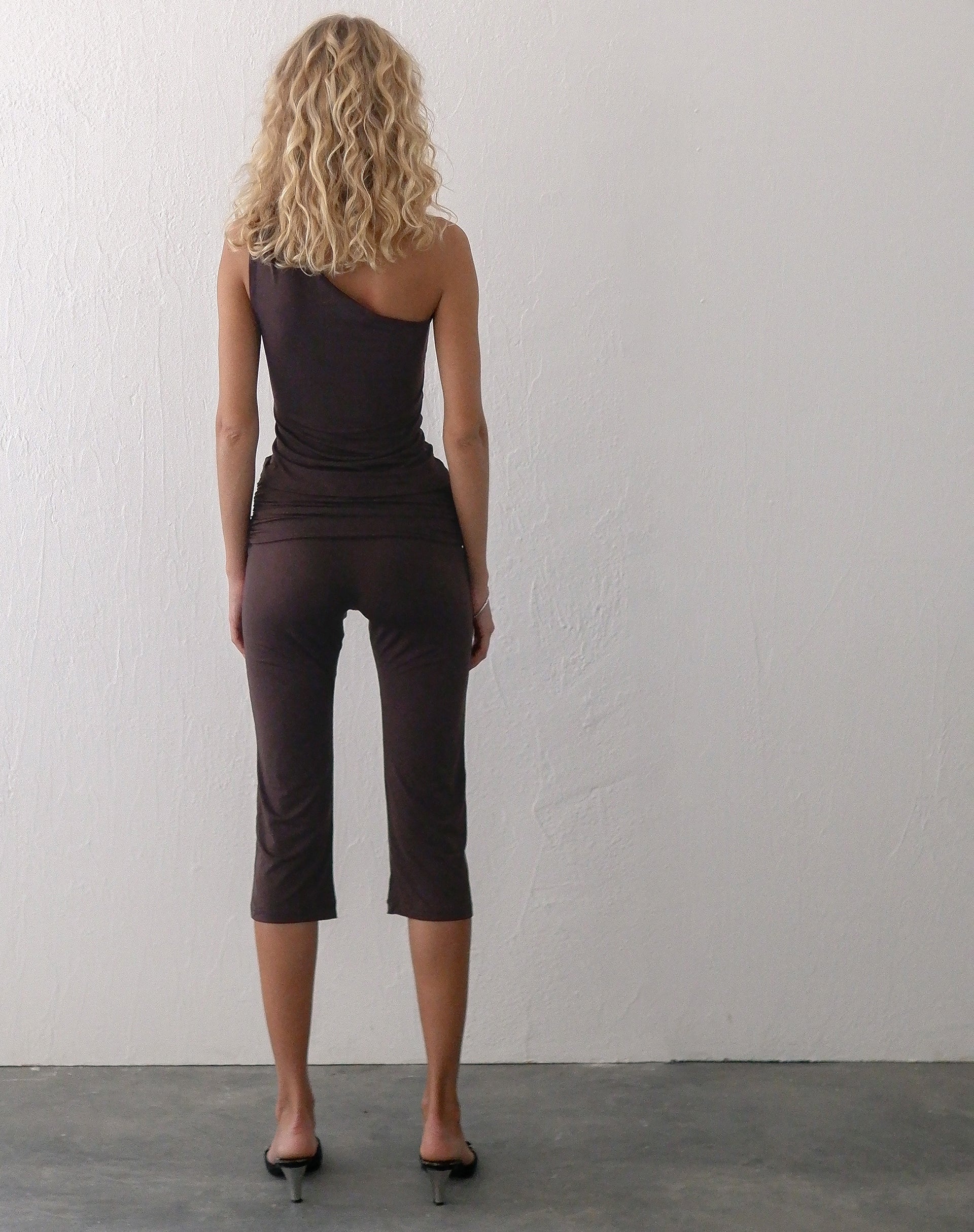 Imagen de Effy Pantalones capri con cintura envolvente en mocca